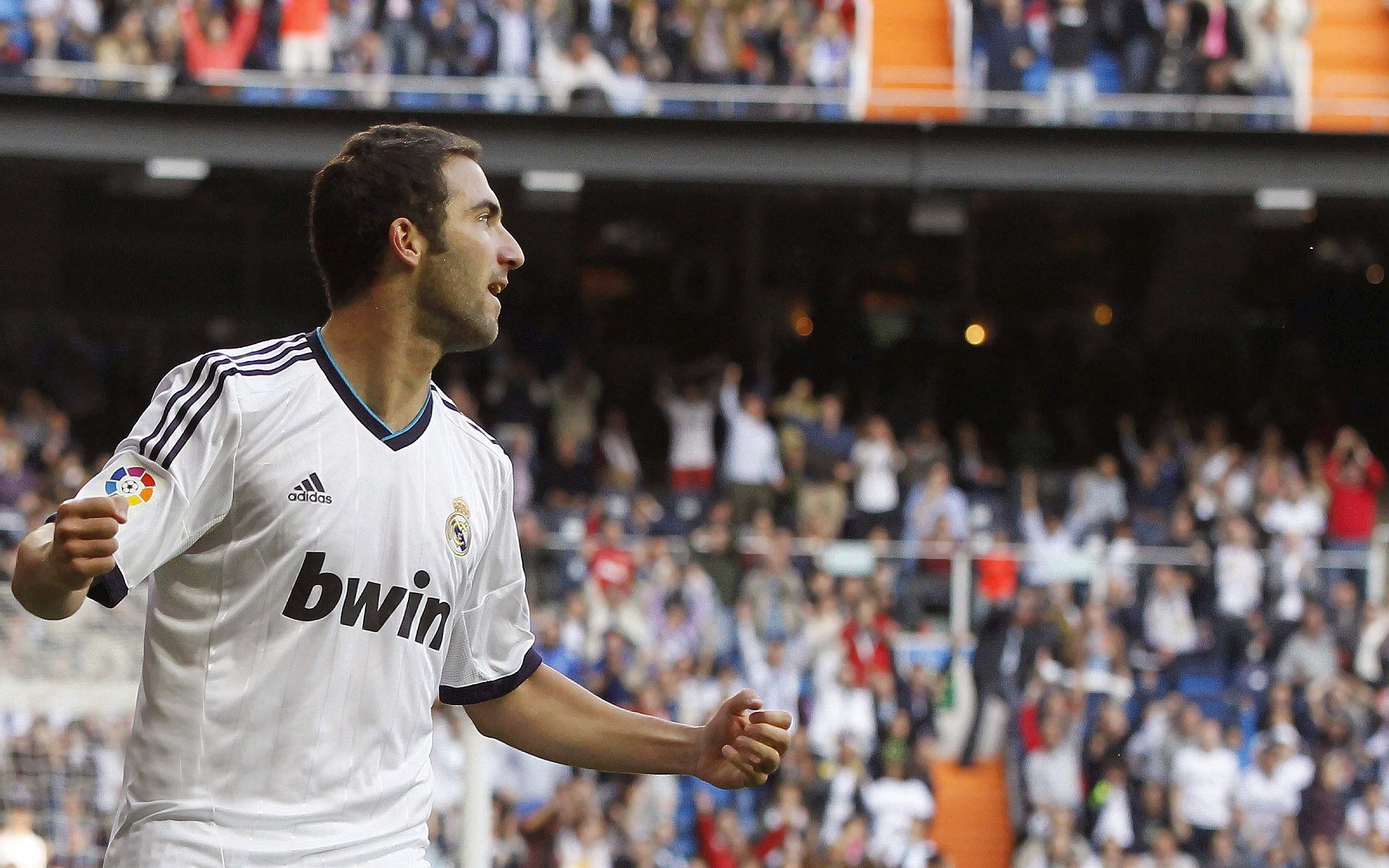 库里担任青少年篮球夏令营总教练,库里初中联赛